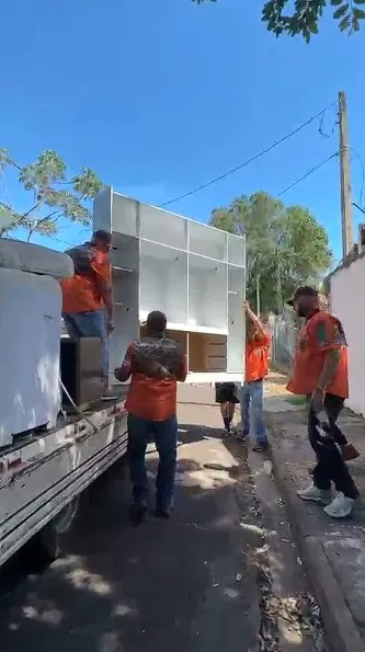 Equipes da Defesa Civil, Fundo Social e Legendários de Araçatuba entregam materiais às famílias atingidas por enchente na Lagoa das Flores