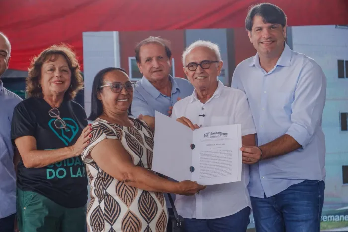 Cícero Lucena entrega 80 títulos de propriedade para famílias de áreas vulneráveis e celebra sucesso dos programas ‘Bora Cuidar’ e ‘Cuidar do Lar’
