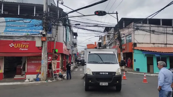 Prefeitura realiza reparo em semáforos para garantir segurança viária na cidade