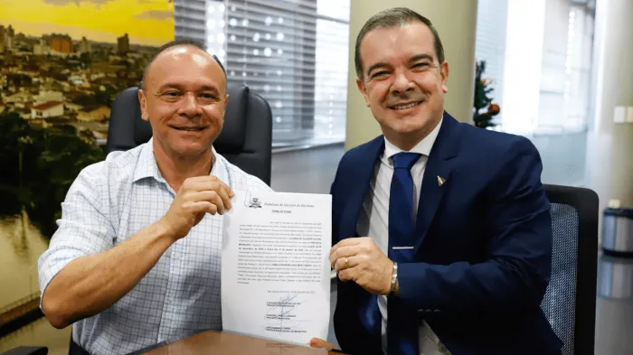 Prefeito transfere cargo ao presidente da Câmara