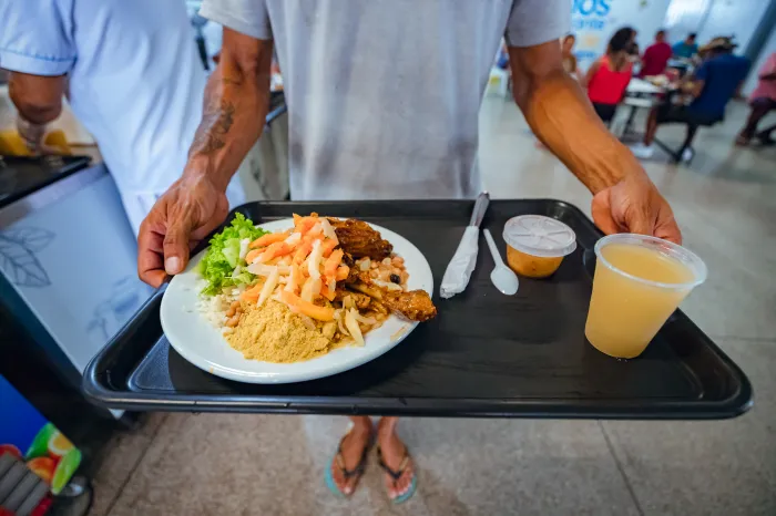 Para celebrar o Natal, Restaurante Popular oferece almoço especial nesta terça-feira (23)