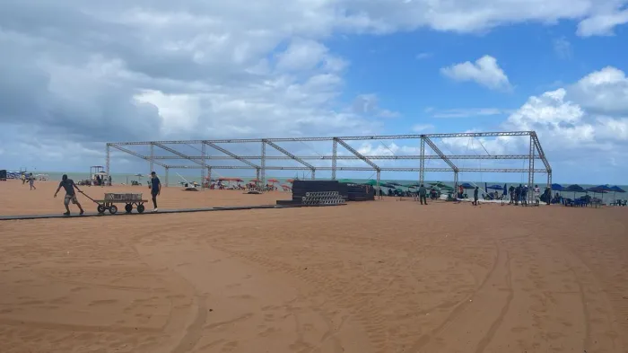 Prefeitura inicia na Orla montagem da estrutura para show de Frei Gilson, no próximo sábado