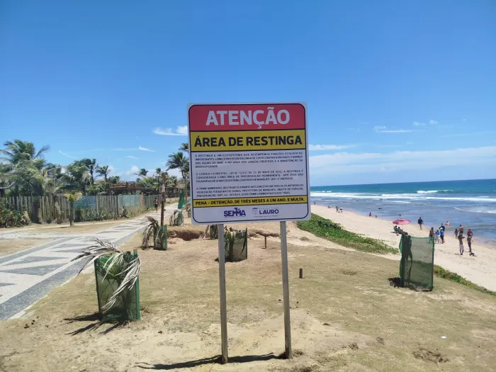 Prefeitura inicia sinalização de áreas de restinga na orla de Lauro de Freitas