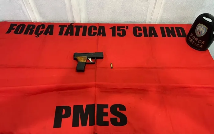 PM apreende arma e detém homem com mandado de prisão em aberto