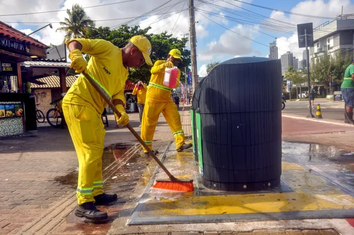 Emlur realiza operação especial com mais de 100 agentes de limpeza na Orla
