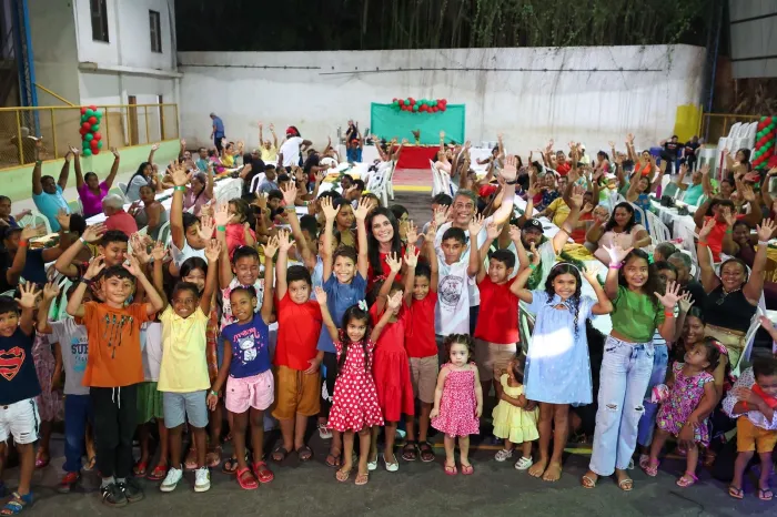 Deputado Osmar Filho e vereadora Clara Gomes durante ação social realizada em comunidade de São Luís no Natal