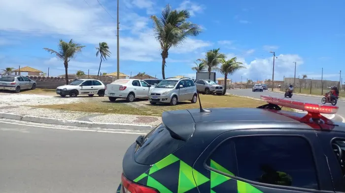 Prefeitura intensifica “Operação Verão” e coíbe estacionamento irregular que compromete a mobilidade na Orla