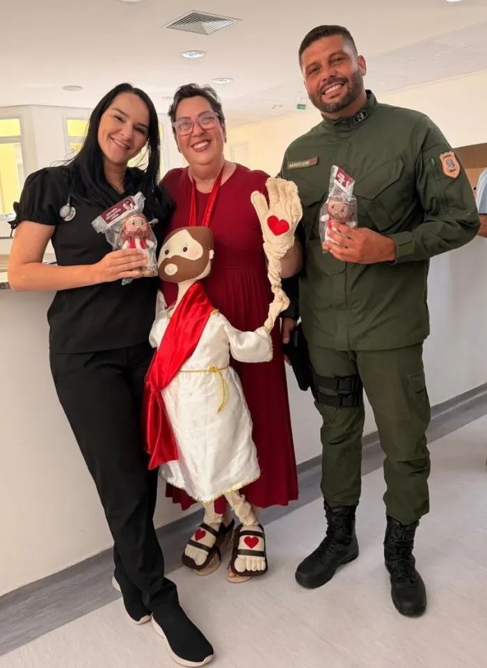 Sejus entrega amigurumis de Jesus a recém-nascidos