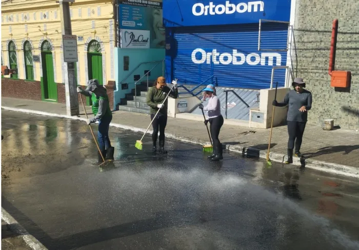 Praça Barão do Rio Branco passa por ação de lavagem e limpeza geral