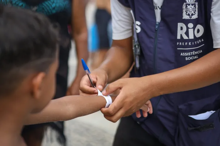 Assistência Social reforça segurança de crianças e adolescentes com pulseiras de identificação