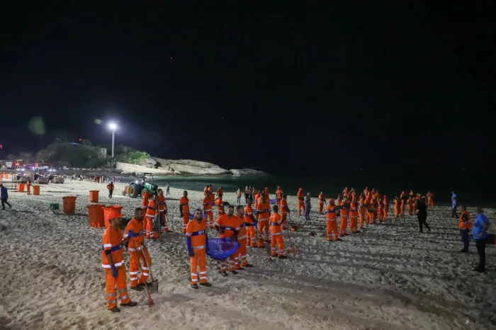 Primeiro dia de operação especial no Arpoador recolhe mais de 2 toneladas de lixo