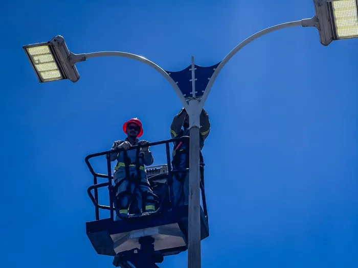 Prefeitura reforça iluminação pública com instalação de mais de 10 postes em Ipitanga