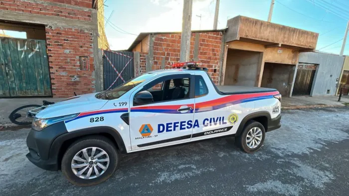 Defesa Civil de Araçatuba e engenheiro vistoriam imóvel que foi incendiado no Verde Parque