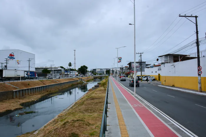 Rio Ipitanga recebe serviço de limpeza na área da Avenida Beira Rio