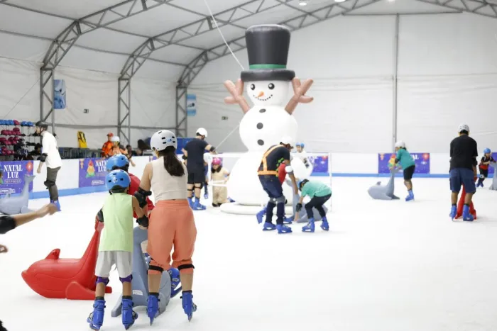 Primeiros patinadores celebram emoção e novas experiências na estreia da pista de gelo em Petrolina