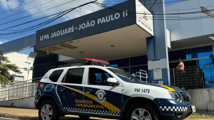 Motorista sofre mal súbito, bate em árvore e é socorrido pela GCM