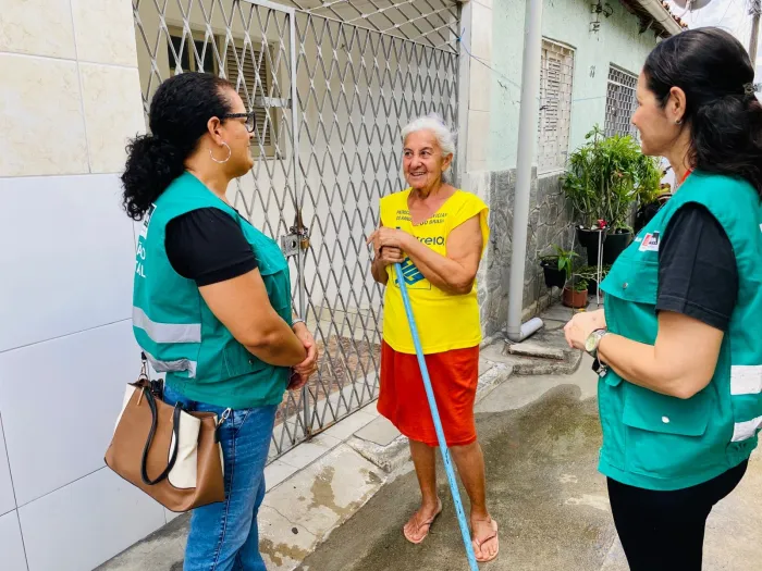 Ação educativa da Emlur orienta moradores de Jaguaribe sobre descarte de resíduos