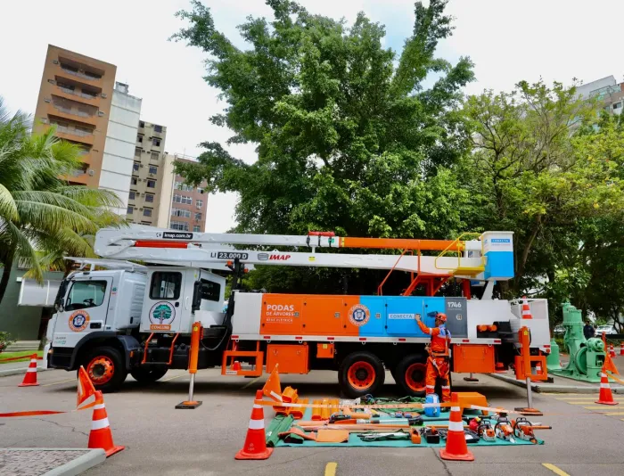 Comlurb e Light Conecta iniciam parceria para serviços de poda na cidade do Rio