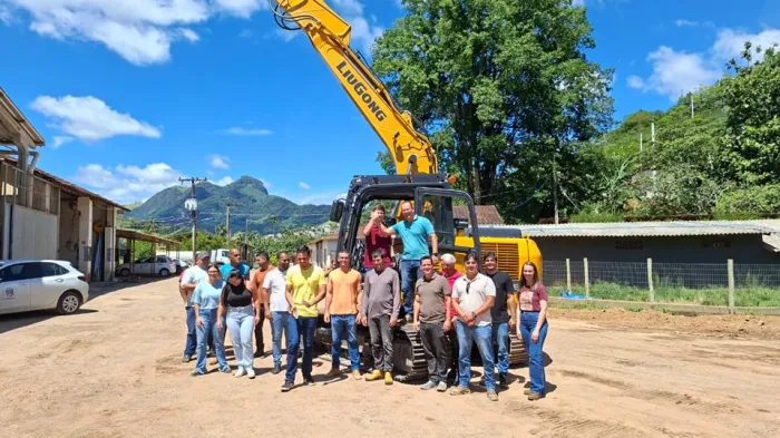 Governo entrega escavadeira hidráulica em Alfredo Chaves e reforça investimentos em infraestrutura rural