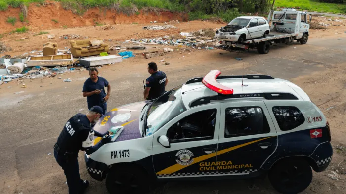 Carro é abandonado em área verde na Avenida das Oliveiras