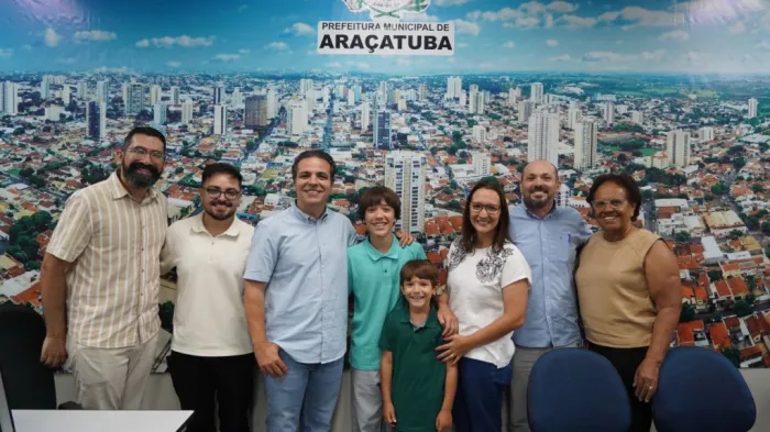 Ator araçatubense Miguel Martines visita o Paço Municipal junto com a família