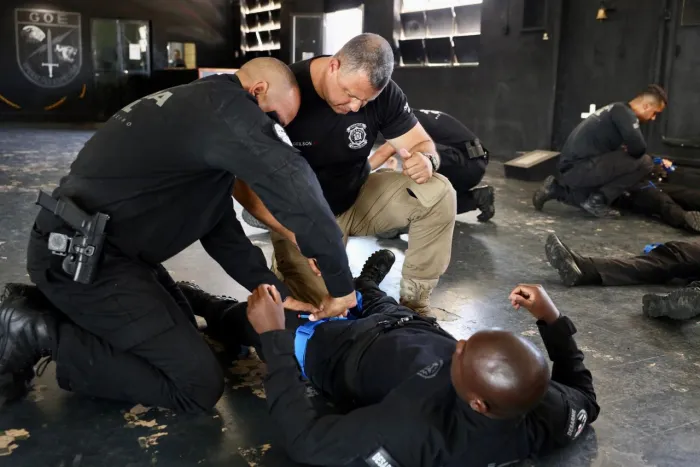 O objetivo é preparar os agentes para oferecer uma resposta inicial rápida e eficiente em situações emergenciais - Léo Araújo/GM-Rio