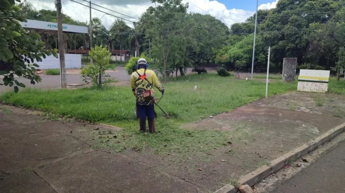 Prefeitura de Araçatuba reforça roçagem em canteiros e praças