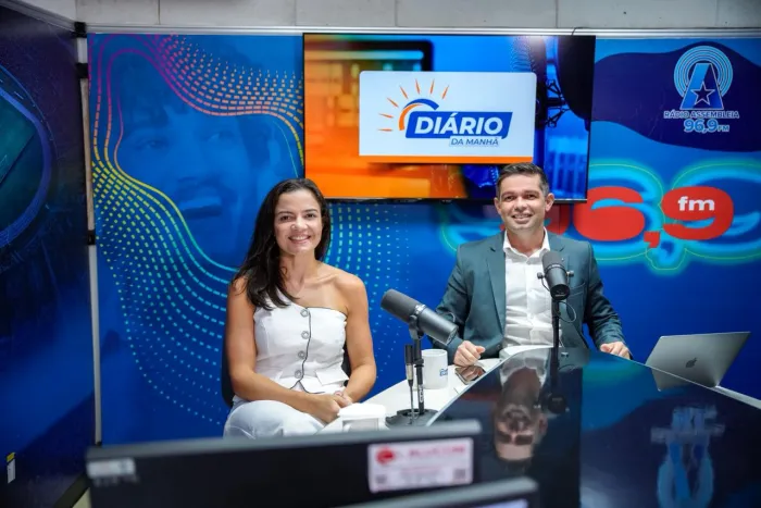 O apresentador Ronald Segundo e a médica Thalita Seabra no estúdio da Rádio Assembleia
