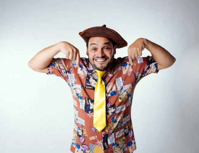 Humorista Matheus Ceará apresenta espetáculo ‘Desculpa eu ter vindo!’ em duas sessões no Teatro Municipal 