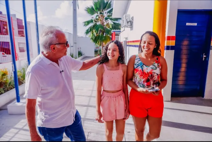 Cícero Lucena acompanha início das matrículas para alunos novatos da Rede Municipal de Ensino