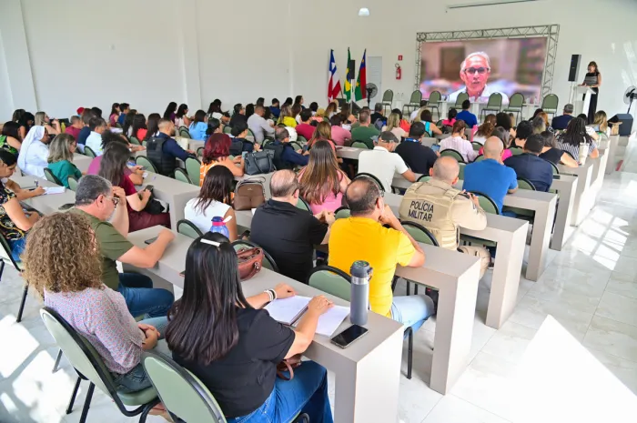 Seminário marca início da construção da Estratégia de Convivência Familiar e Comunitária em Vitória da Conquista
