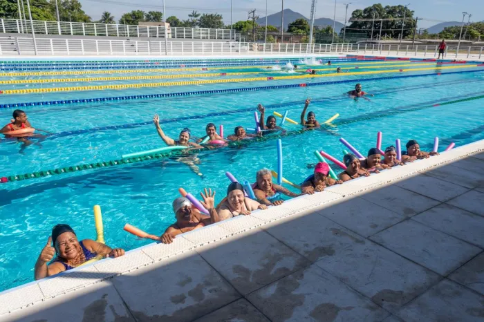 Piscina olímpica do Parque Oeste recebe primeiras turmas para aulas gratuitas de hidroginástica e natação