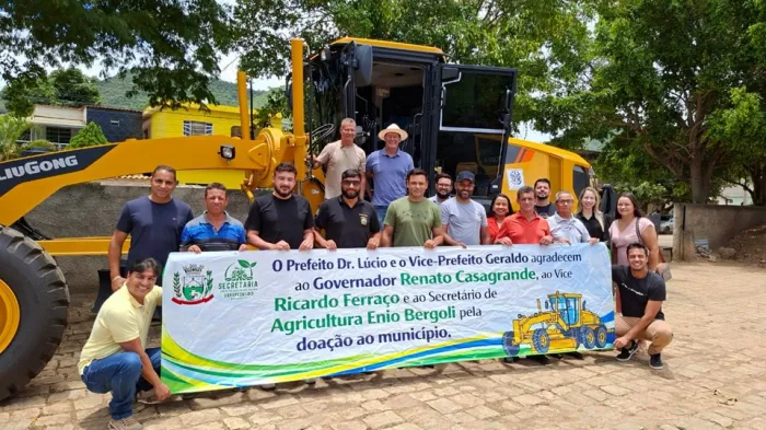 Governo do Estado entrega máquina para reforçar infraestrutura rural em Mantenópolis