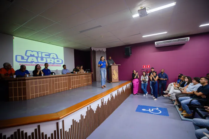 Prefeita Débora Regis entrega kits e reforça orientações aos ambulantes que atuarão na Mica Lauro 2026