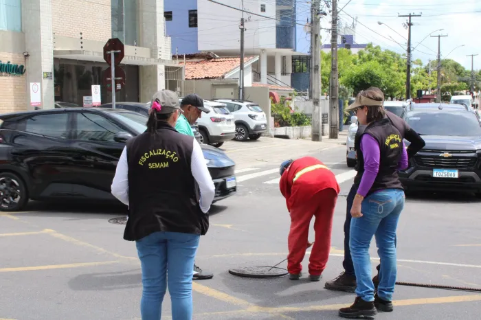 Estabelecimentos comerciais são notificados em fiscalização da Semam no bairro de Tambaú