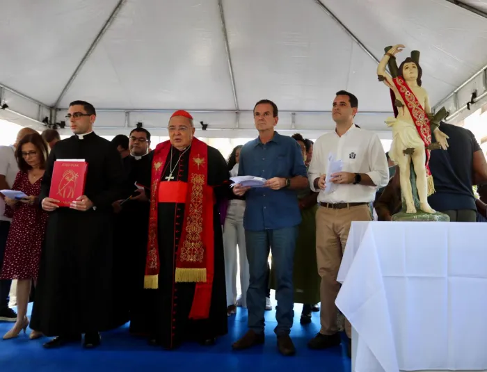 Imagem peregrina de São Sebastião visita a sede administrativa da Prefeitura