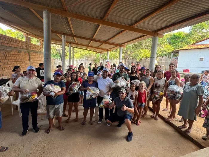 Deputado Júnior Cascaria com moradores da Vila Vitória durante a entrega de cestas básicas