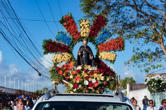 Com presença da prefeita, Lauro de Freitas encerra festejos ao padroeiro Santo Amaro de Ipitanga
