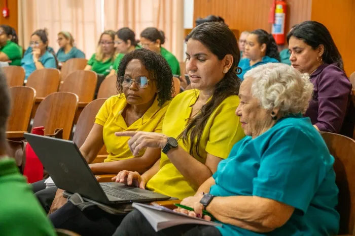 Participantes da Jornada Pedagógica 2026 da Creche-Escola Sementinha durante atividade prática