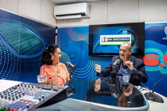 O radialista Henrique Pereira entrevista a secretária de Turismo, Socorro Araújo