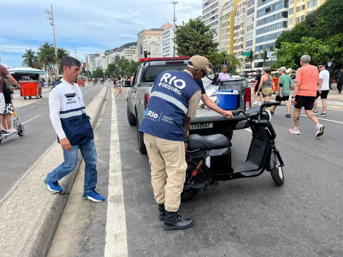 Operação Verão: Seop e GM apreendem produtos irregulares e caixas de som nas praias do Rio