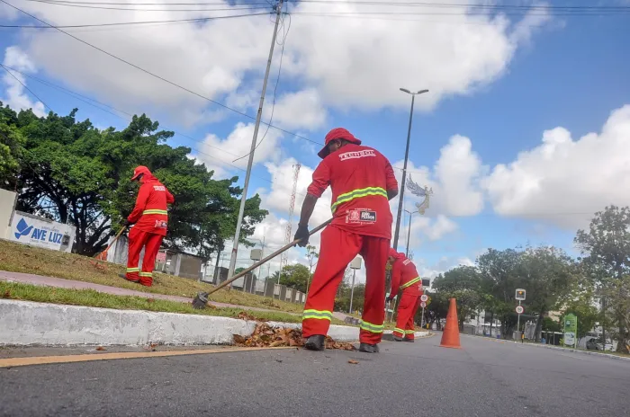 Emlur inicia a semana com operação de limpeza e conservação em diversos bairros da Capital