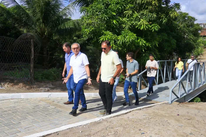 Cícero Lucena entrega passarela que liga o Oitizeiro ao Cristo para melhorar acessibilidade e inclusão dos moradores