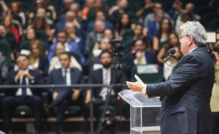 João Azevêdo empossa novos procuradores e auditores de contas e reafirma compromisso com gestão eficiente