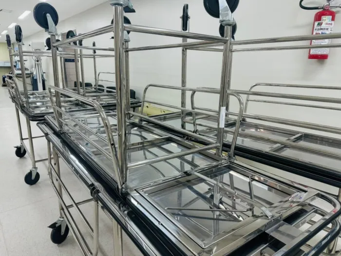 Hospital da Restauração recebe novas macas para transporte de pacientes