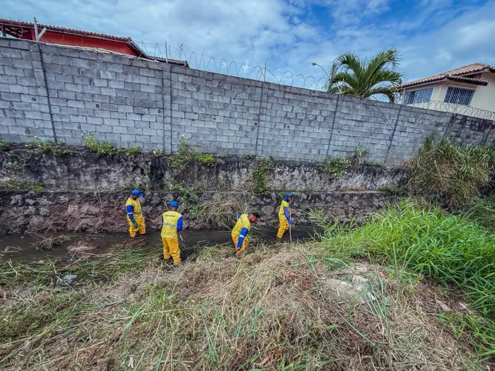 Prefeitura intensifica serviço de limpeza de canal no bairro Jardim Aeroporto
