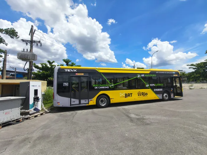 O ônibus é do modelo padron de piso baixo e apresenta padrão visual similar aos dos veículos operados pela Mobi-Rio - Divulgação