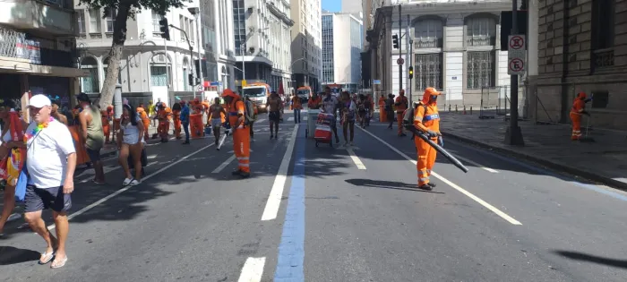 A megaoperação de limpeza da Comlurb para os blocos é realizada antes, durante e após a passagem dos desfiles - Divulgação