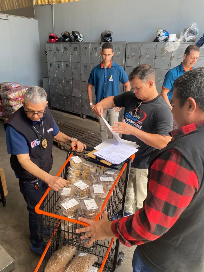Procon-JP apreende dezenas de produtos alimentícios com validade vencida e autua dois supermercados