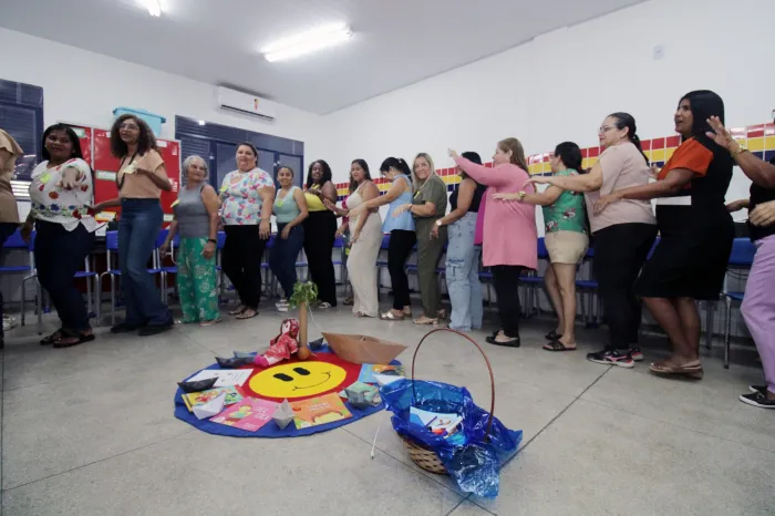 Auxiliares de sala de aula dos Centros Municipais de Educação Infantil passam por formação